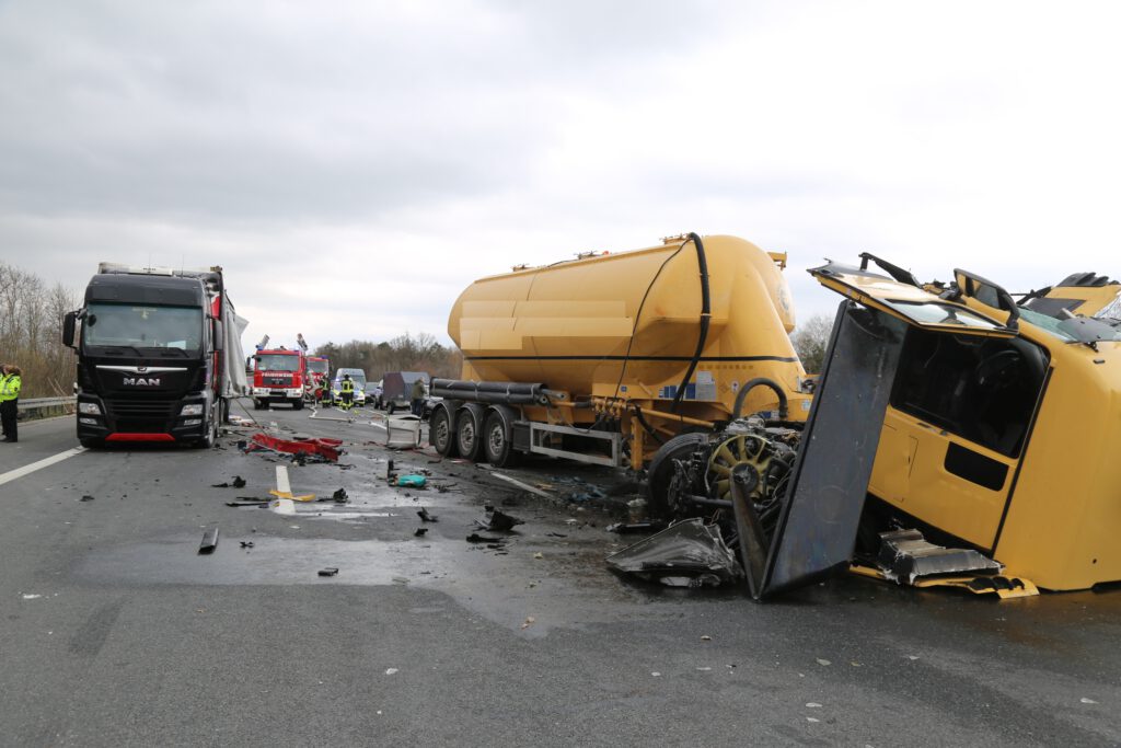 Ein Schwerverletzter: A7 Bei Nörten Nach LKW-Unfall Gesperrt | Northeim ...