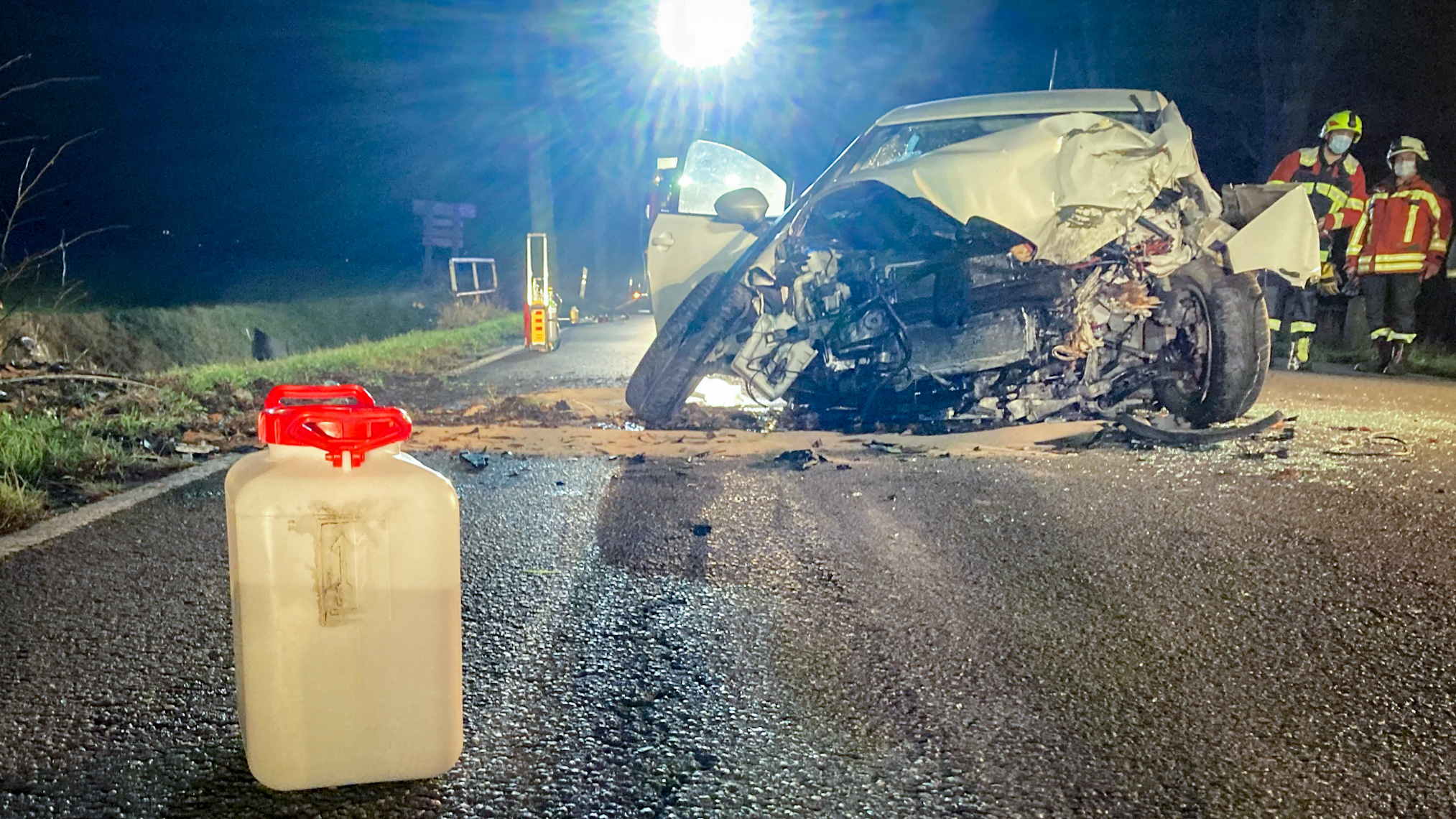 Auto Prallt Nahe Bovenden Gegen Baum, Fahrer Wird Eingeklemmt Und ...